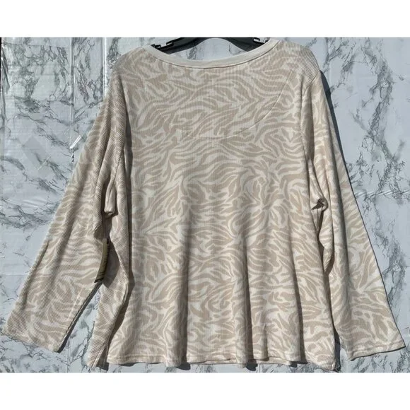 Terra & Sky Womens Plus Size 4X Beige & White Zebra Print Waffle Knit Henley Top - Picture 2 of 5